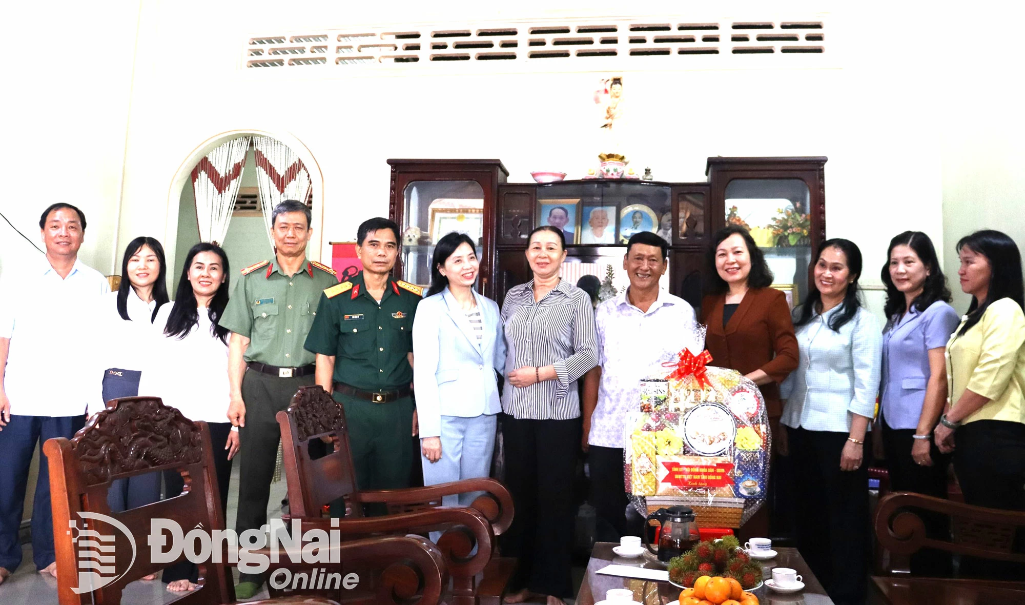 សមមិត្ត Huynh Thi Hang (ទី៤ ពីស្តាំ) លេខារងគណៈកម្មាធិការបក្សខេត្ត ប្រធានគណៈកម្មាធិការរណសិរ្សមាតុភូមិវៀតណាមខេត្ត ជូនអំណោយលើកទឹកចិត្តដល់យោធិនដែលរងរបួសធ្ងន់ធ្ងរនៅវួដ Bao Vinh។ រូបថត៖ ង្វៀន ហា