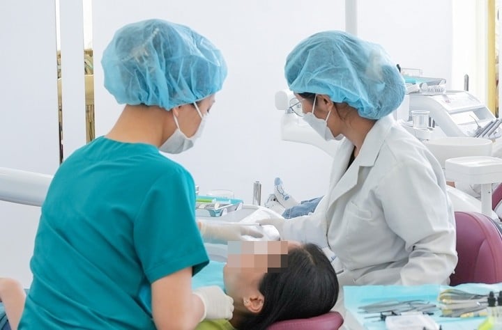 Bác sĩ nha khoa kiểm tra răng cho bệnh nhân. (Ảnh: Thanh Loan)