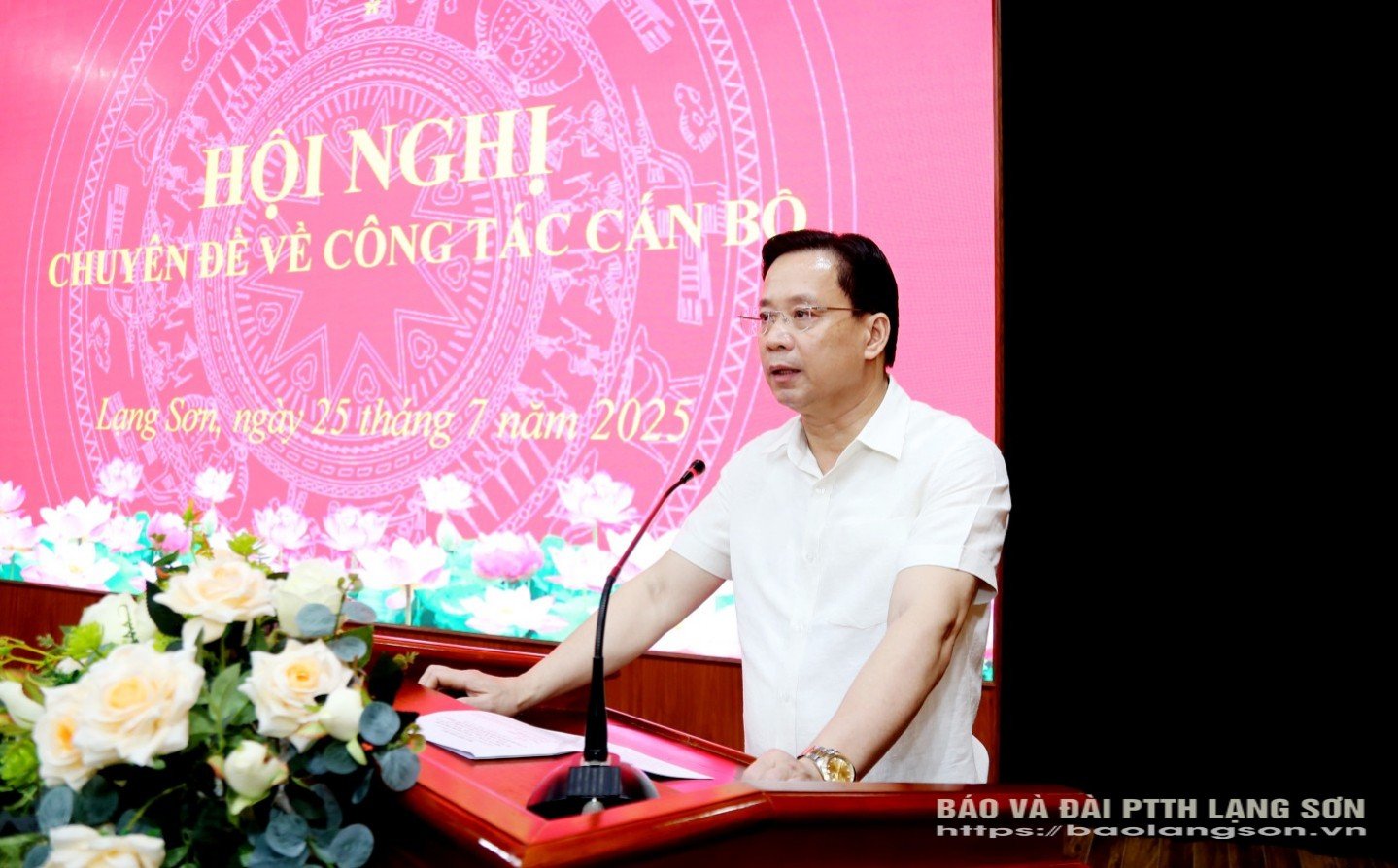 Đồng chí Hoàng Văn Nghiệm, Bí thư Tỉnh ủy phát biểu tại hội nghị
