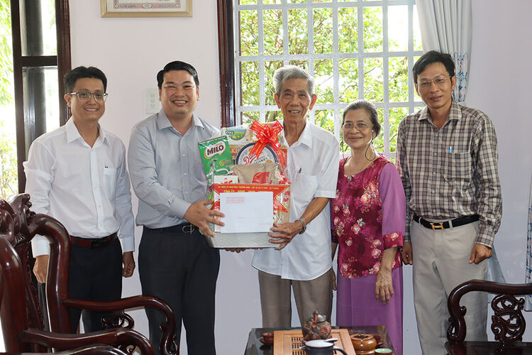 รองประธานคณะกรรมการประชาชนจังหวัดอานซาง เล จุง โฮ เยี่ยมครอบครัวผู้กำหนดนโยบาย