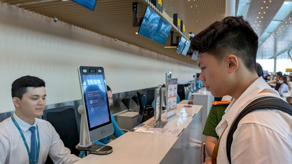 Passagiere werden am Flughafen begleitet und betreut. Foto: Nghiem Y