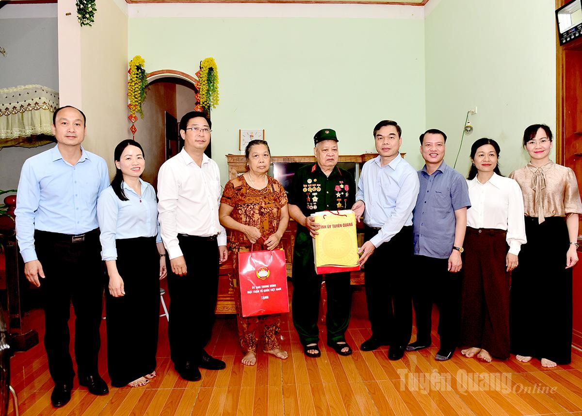 Đồng chí Ma Thế Hồng và Đoàn công tác tặng quà thương binh Đặng Quang Hưng, thôn Yên Bình.
