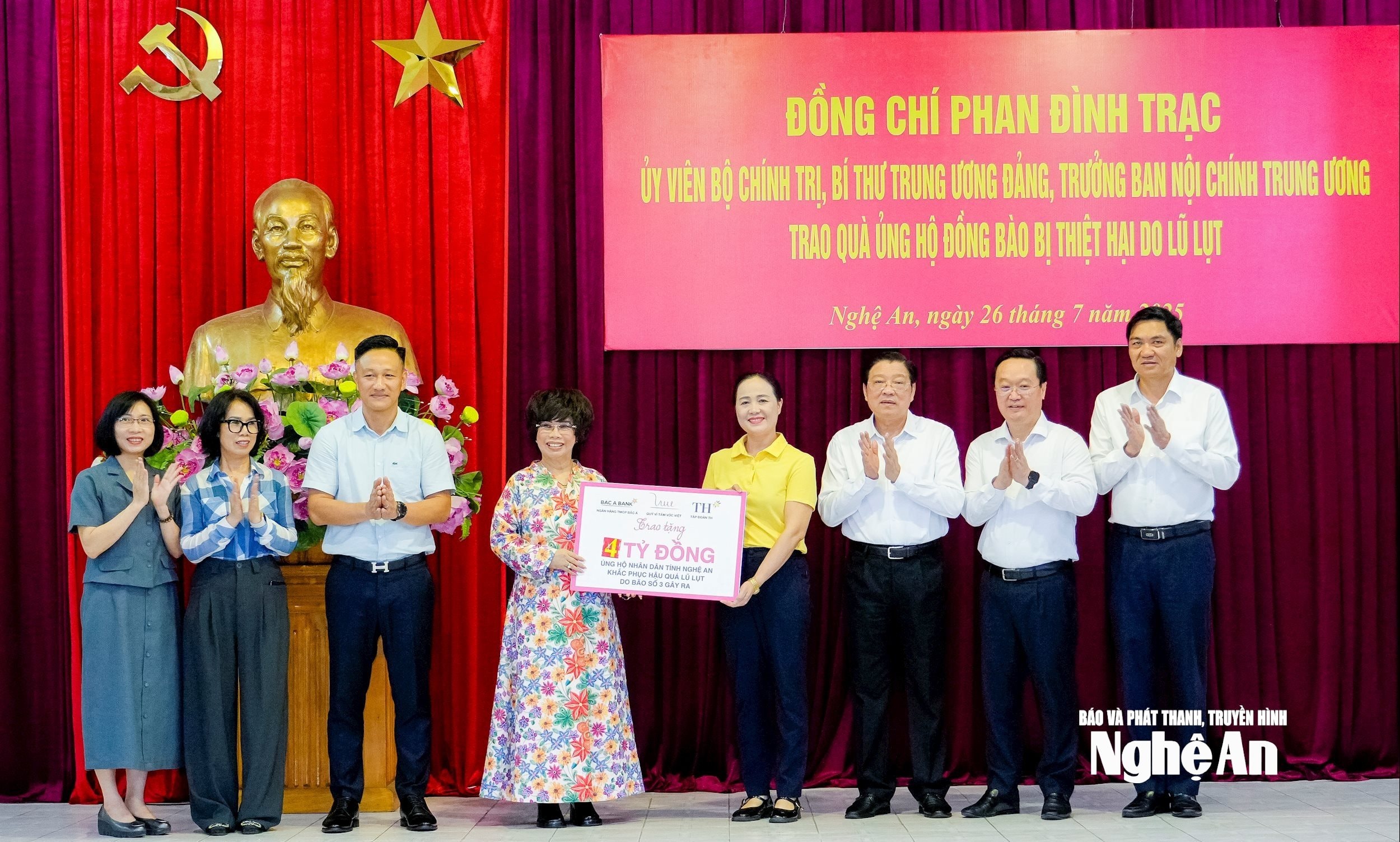 Ngân hàng TMCP Bắc Á - Tập đoàn TH thông qua Quỹ Vì Tầm Vóc Việt trao tặng 4 tỷ đồng hỗ trợ tỉnh Nghệ An khắc phục hậu quả do hoàn lưu bão số 3