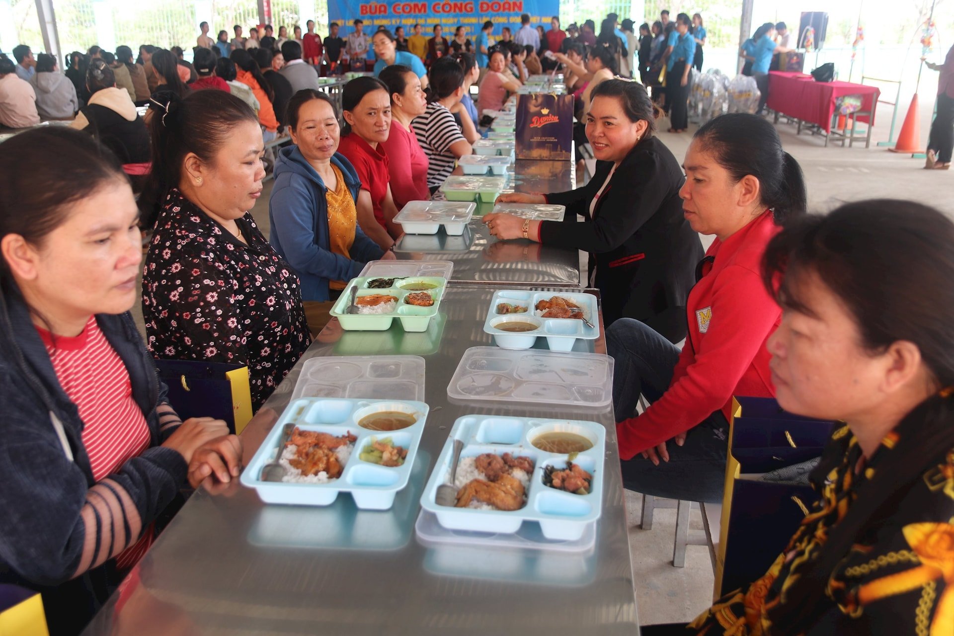 Bữa cơm công đoàn tại Công ty TNHH Quốc tế Right 