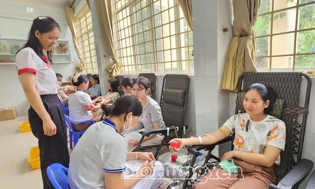 Sinh viên Trường Đại học Y Dược Thái Bình tham gia hiến máu tình nguyện.