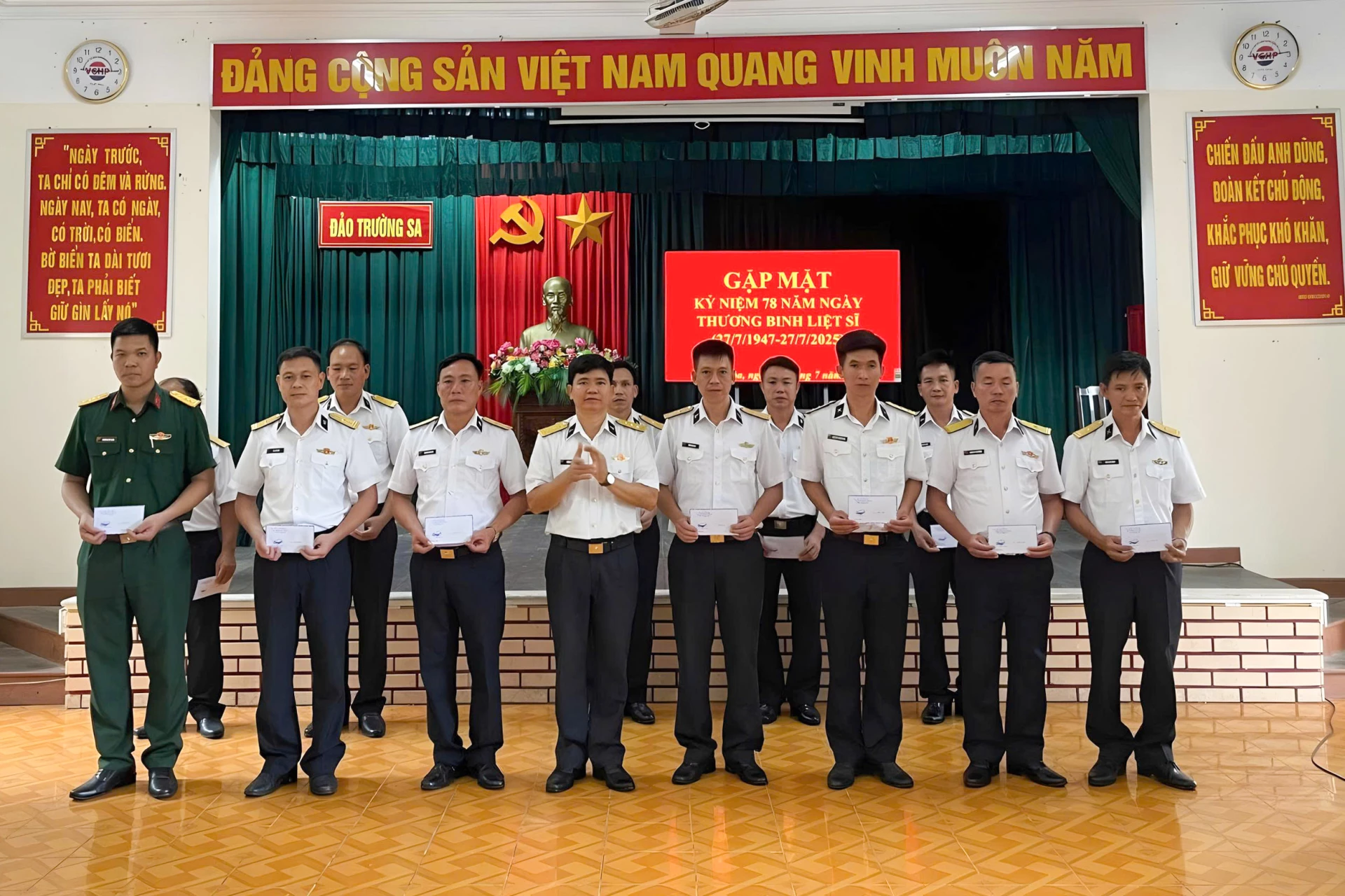 Truong Sa Island meets soldiers on the occasion of the 78th anniversary of War Invalids and Martyrs Day.