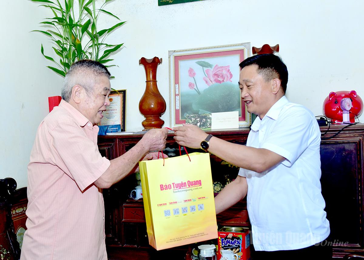 និពន្ធនាយករងនៃកាសែត Tuyen Quang កាសែត វិទ្យុ និងទូរទស្សន៍ Tran Viet Tuyen បានប្រគល់អំណោយដល់លោក Nguyen Ba Suu ដែលជាយុទ្ធជនតស៊ូដែលប៉ះពាល់នឹងសារធាតុគីមីពុលនៅក្រុមទី 12 ភូមិ An Tuong ។ រូបថត៖ លី ធីញ