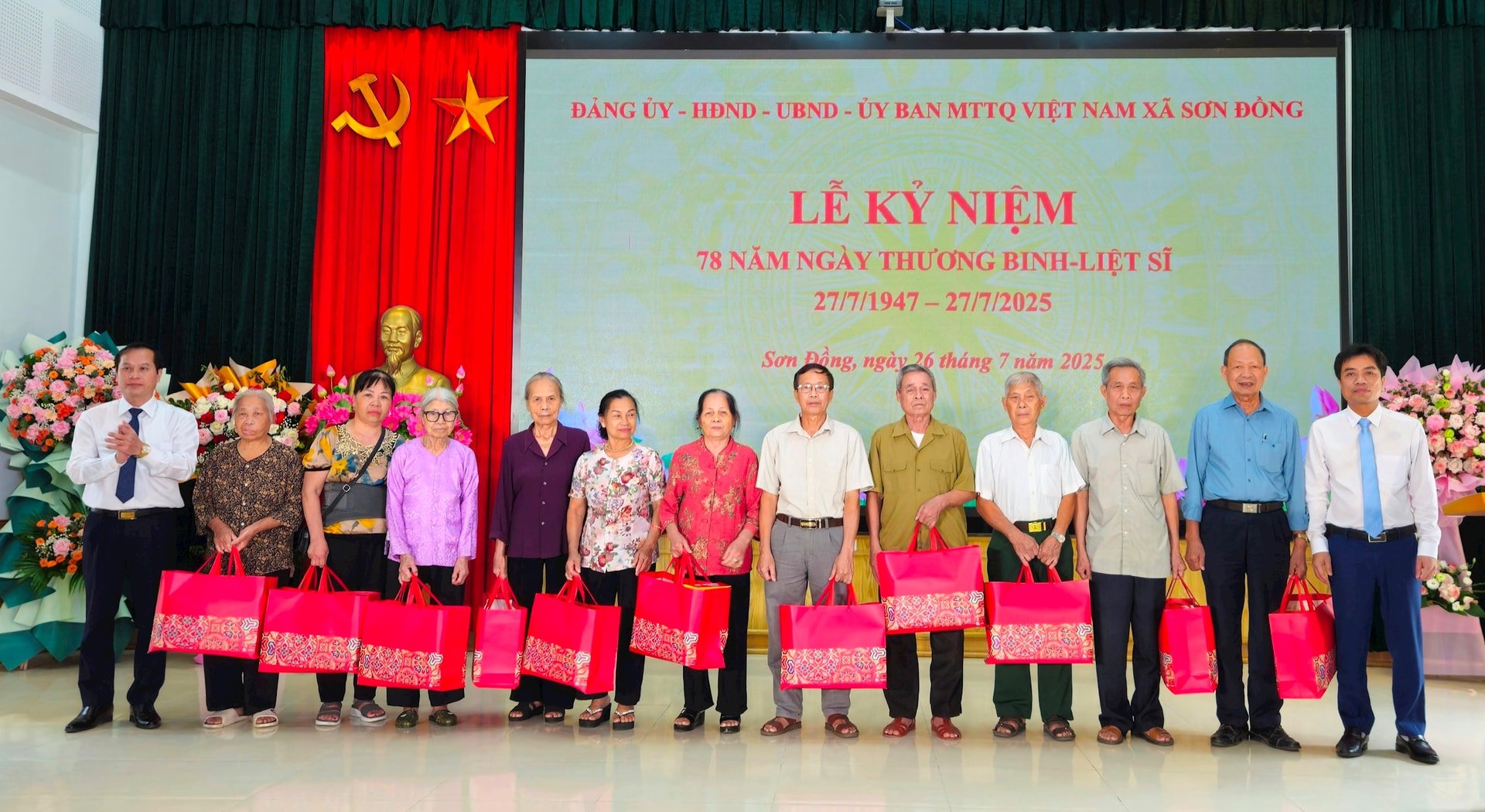 Lãnh đạo xã Sơn Đồng trao quà tới các gia đình chính sách trên địa bàn. Ảnh: Ánh Dương