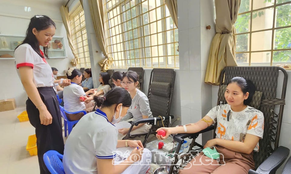 Hơn 900 cán bộ, giảng viên và sinh viên Trường Đại học Y Dược Thái Bình tham gia ngày hội hiến máu tình nguyện