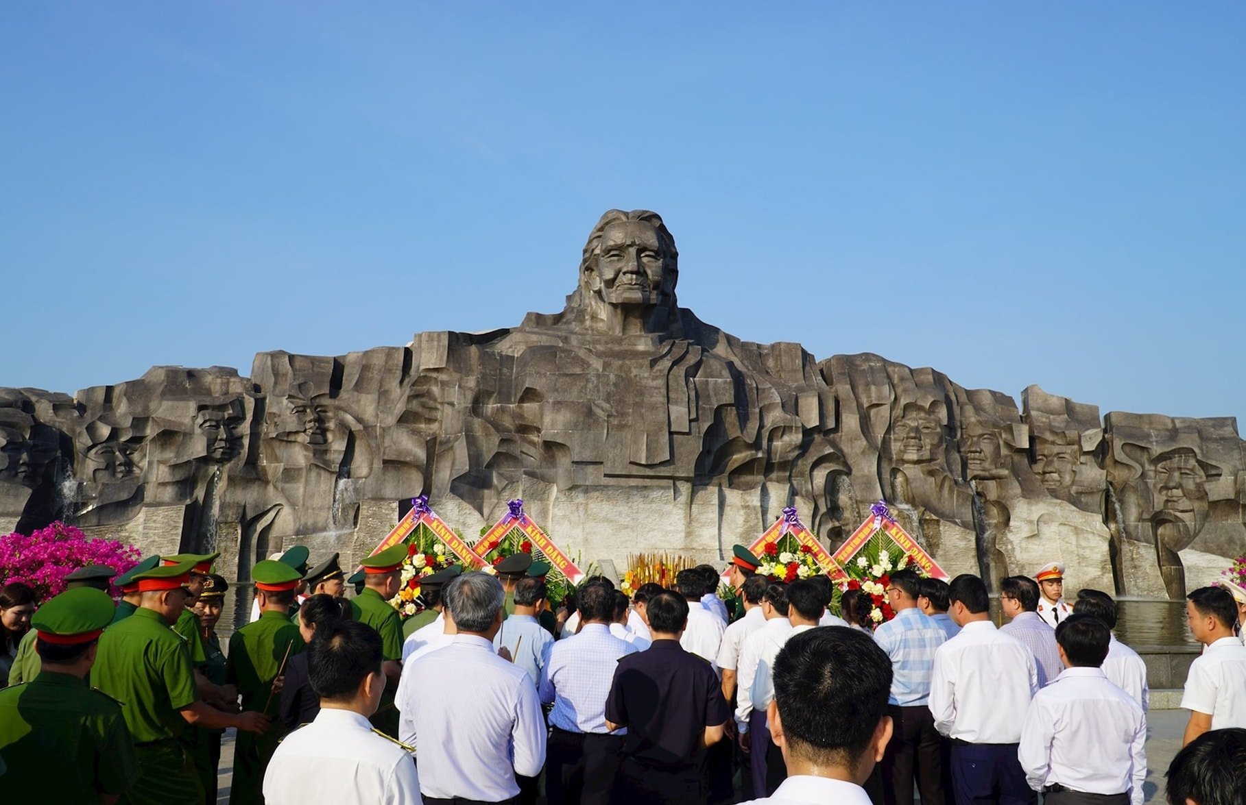 Đại biểu dâng hương tri ân các Bà mẹ Việt Nam anh hùng tại Tượng đài Mẹ Việt Nam anh hùng. Ảnh: NGUYÊN ĐOAN