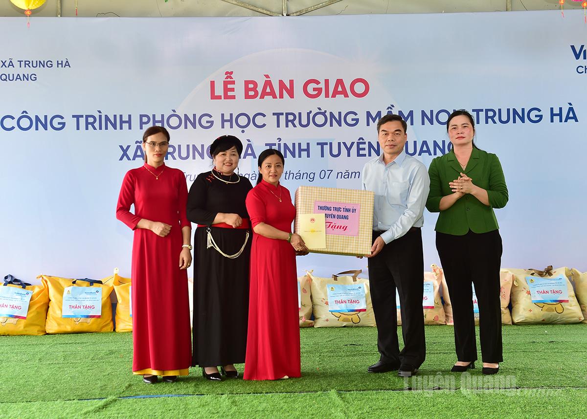 Đồng chí Ma Thế Hồng và đồng chí Ma Thi Thúy trao quà của tỉnh cho trường Mầm non Trung Hà.