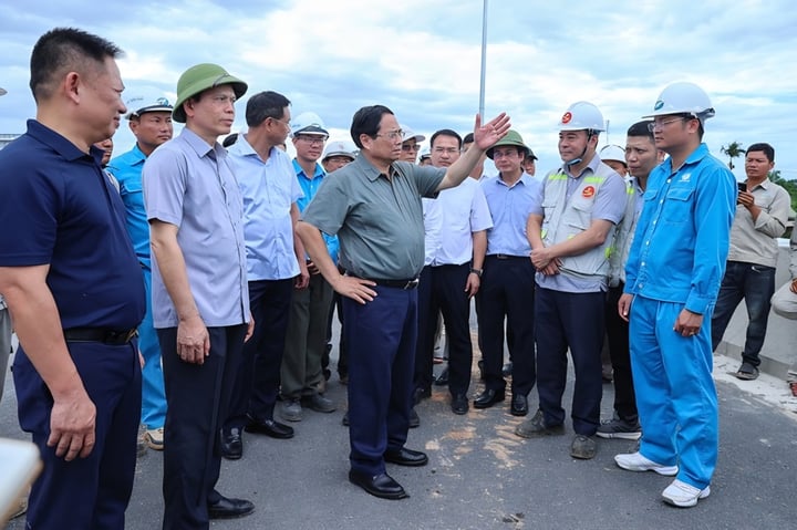 Thủ tướng yêu cầu chủ đầu tư, nhà thầu tiếp tục "làm ngày làm đêm, làm thêm ngày nghỉ", địa phương hỗ trợ những phần việc có thể làm để tới ngày 19/8 tới phải hoàn thành, thông xe. (Ảnh: VGP/Nhật Bắc)