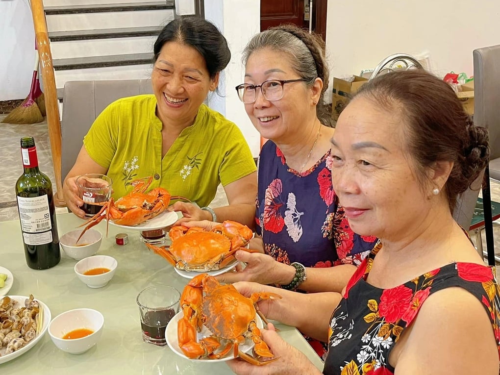 Gia đình ở Hà Nội mang 15kg cua, 100 quả trứng du lịch Sầm Sơn - 2