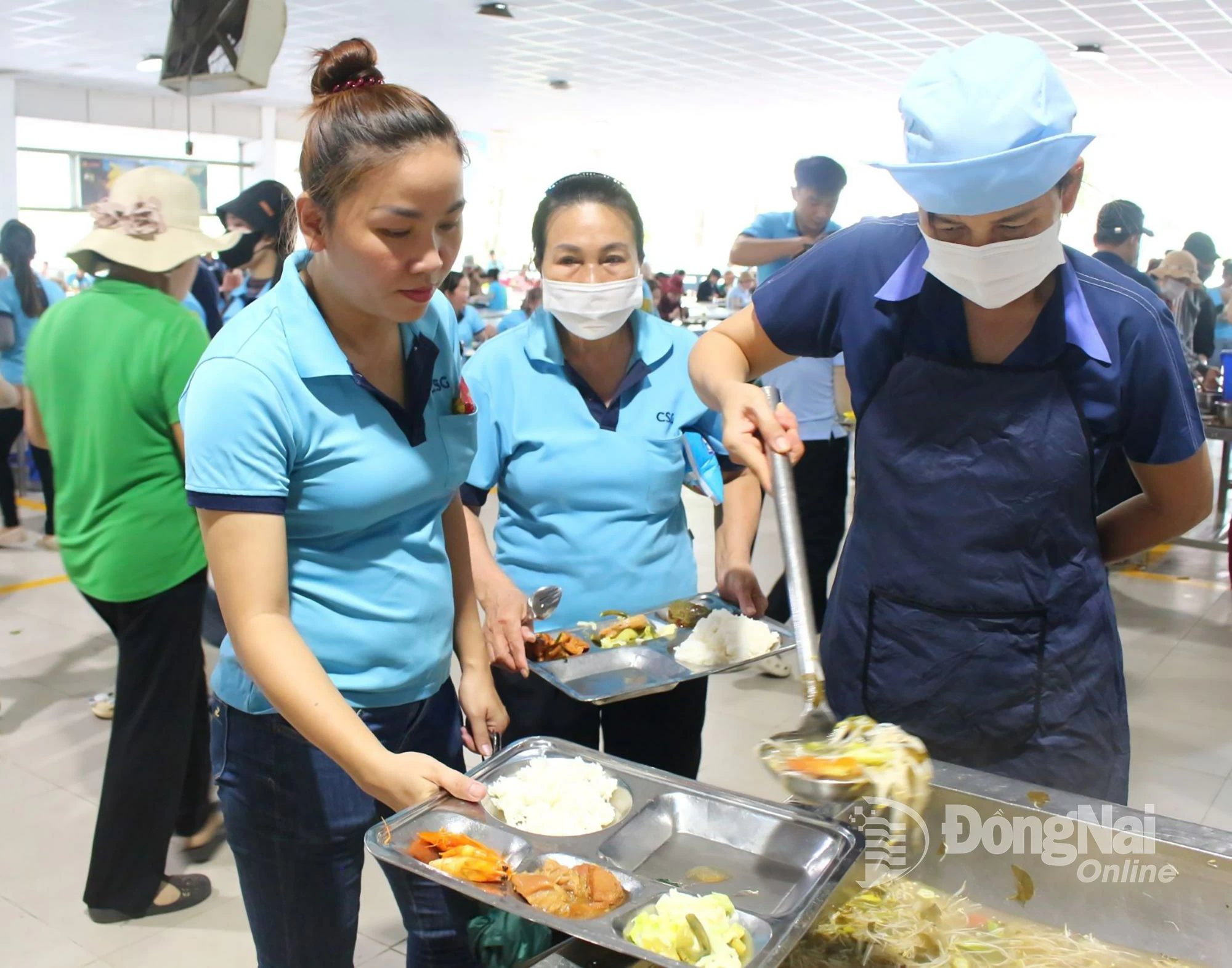 កម្មករ​មាន​ការ​រំភើប​ជាមួយ​នឹង​អាហារ​ពិសេស​ដែល​ល្អ​ជាង​អាហារ​ធម្មតា។ រូបថត៖ N.Hoa