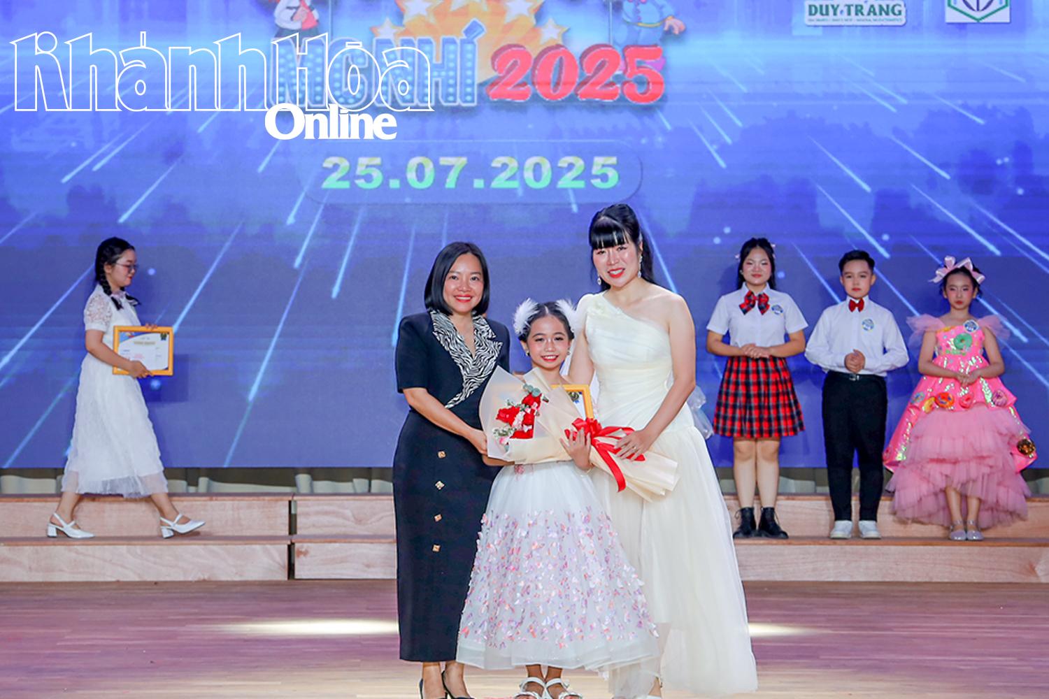 អ្នកស្រី Thai Thi Le Hang និងវាគ្មិន - MC Thi Thao បានប្រគល់រង្វាន់ទីមួយដល់បេក្ខនារី Tran Phuong Kha Di។