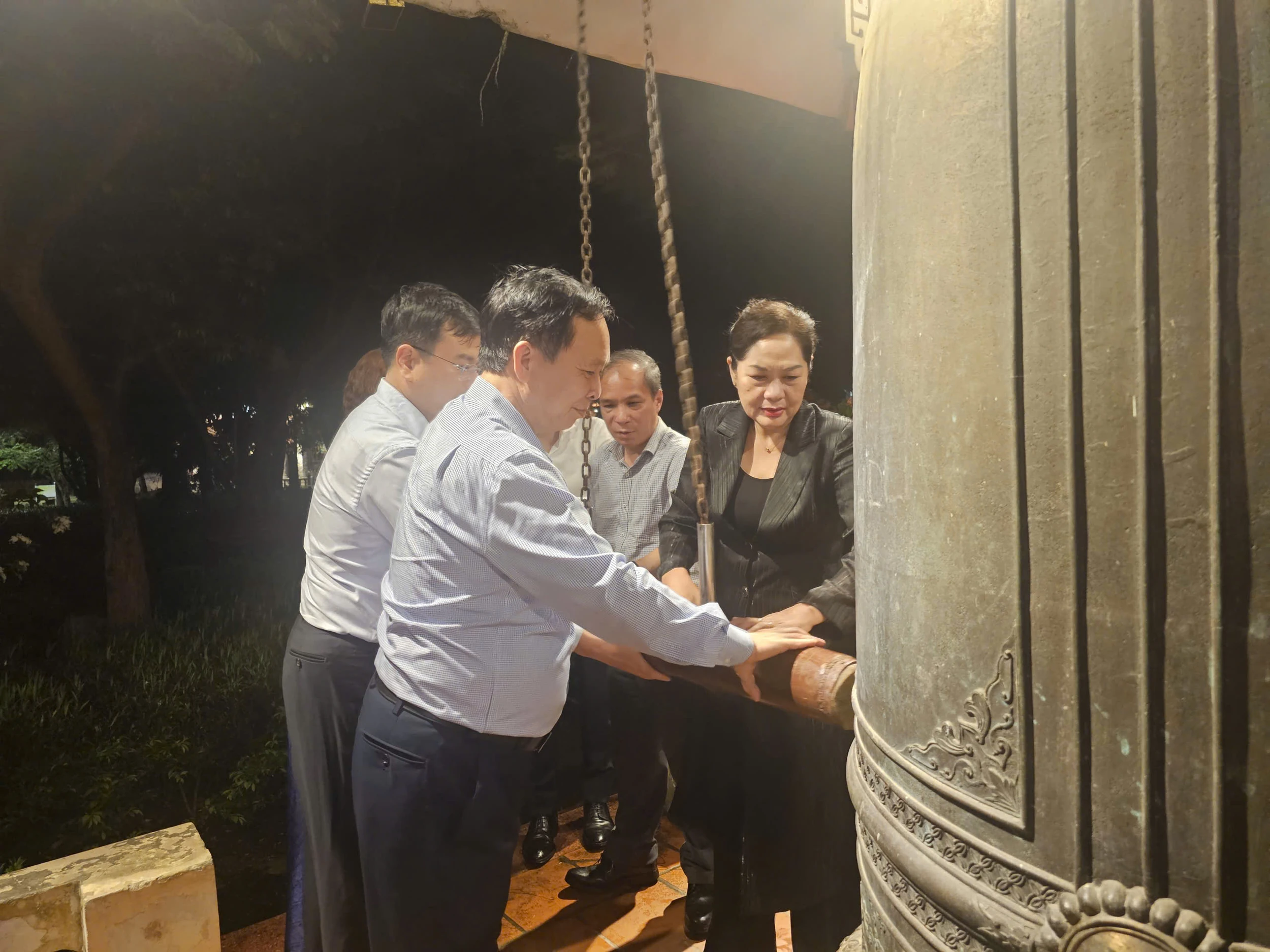Đoàn công tác Ngân hàng Nhà nước Việt Nam dâng hương tri ân các anh hùng liệt sĩ 