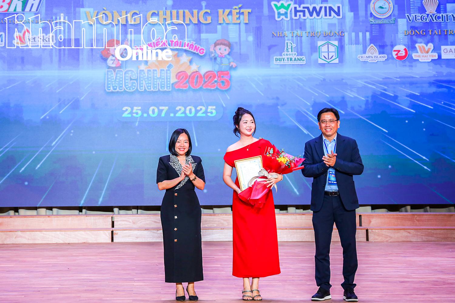 Thai Thi Le Hang 여사와 Khanh Hoa 신문 및 라디오 및 텔레비전의 부편집장인 Cung Phu Quoc 씨는 골드 스폰서인 Hwin Group Joint Stock Company에 감사를 표했습니다.