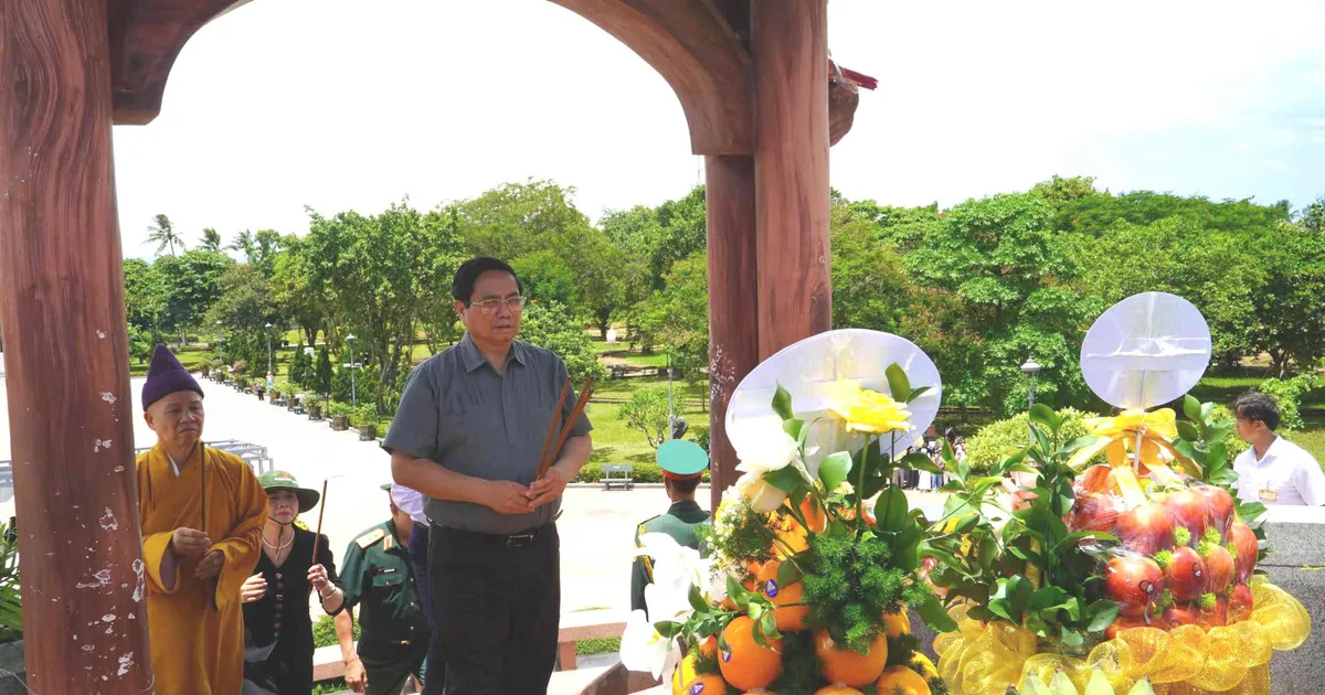 Thủ tướng Phạm Minh Chính tri ân các anh hùng liệt sĩ ở Quảng Trị