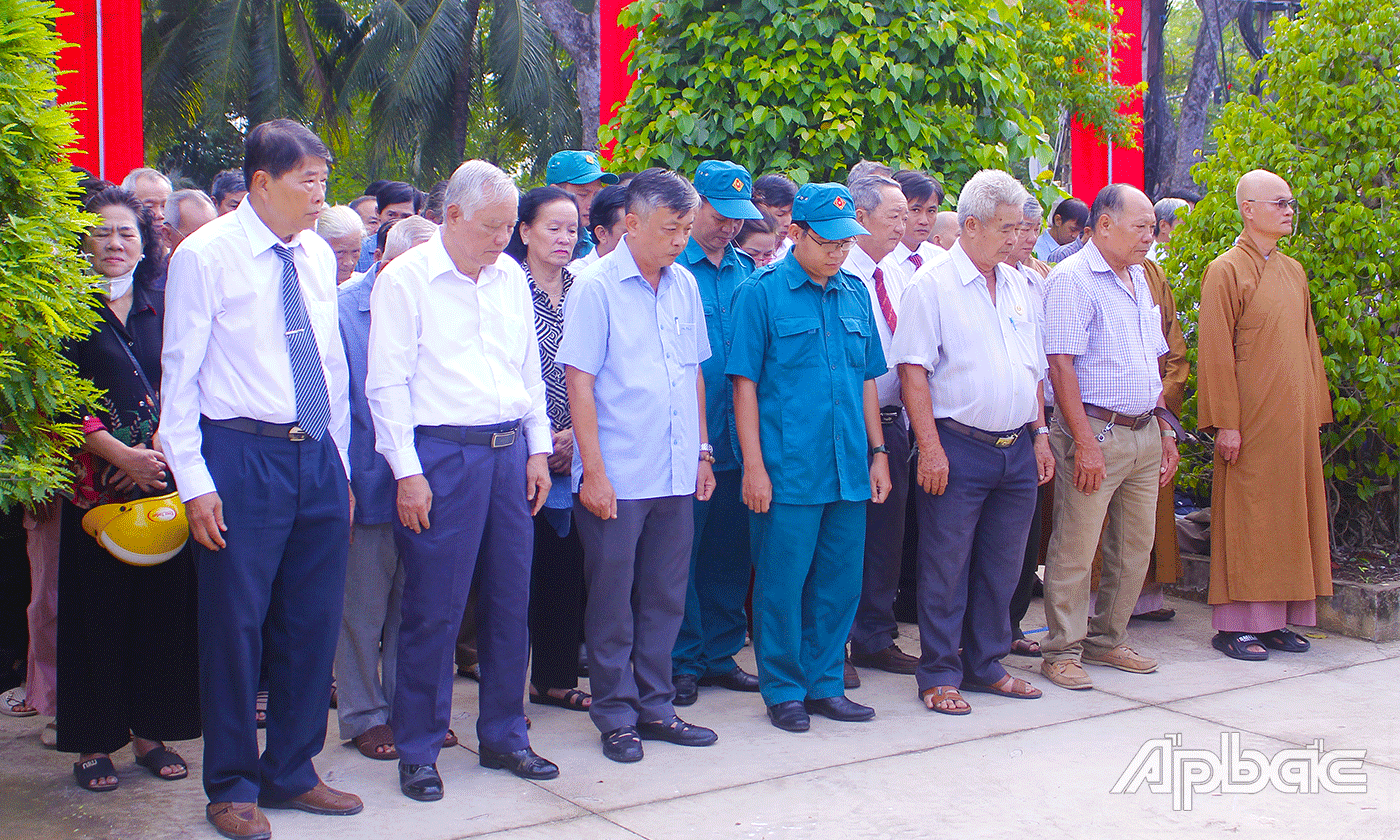 Đại biểu tham dự Lễ giỗ viếng, thắp hương và dành 1 phút mặc niệm tại Nhà bia ghi danh các anh hùng liệt sĩ tại phường Đại Thạnh. 