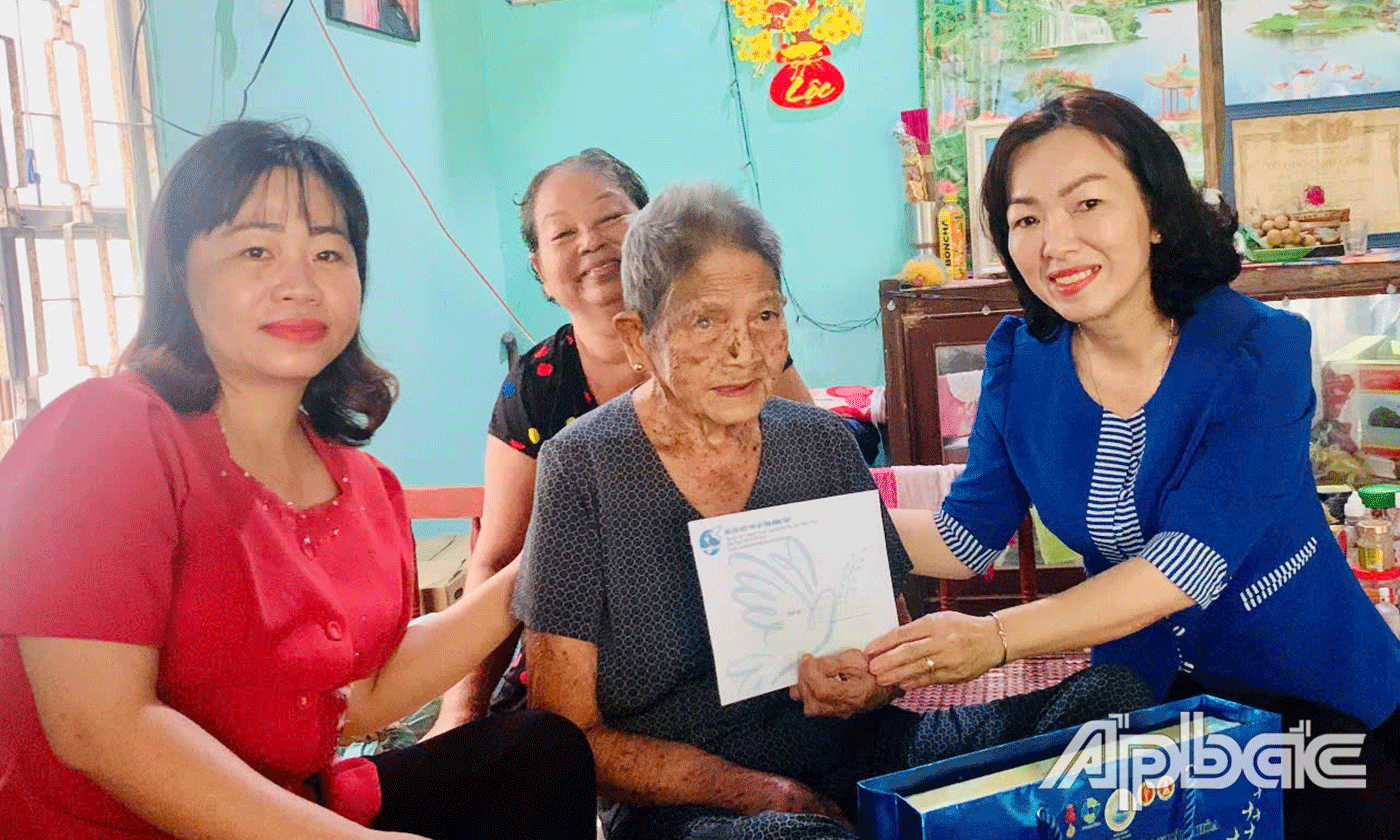 Comrade Nguyen Thi Cuc - Permanent Vice President of Dong Thap Provincial Women's Union visited and gave gifts to policy families.