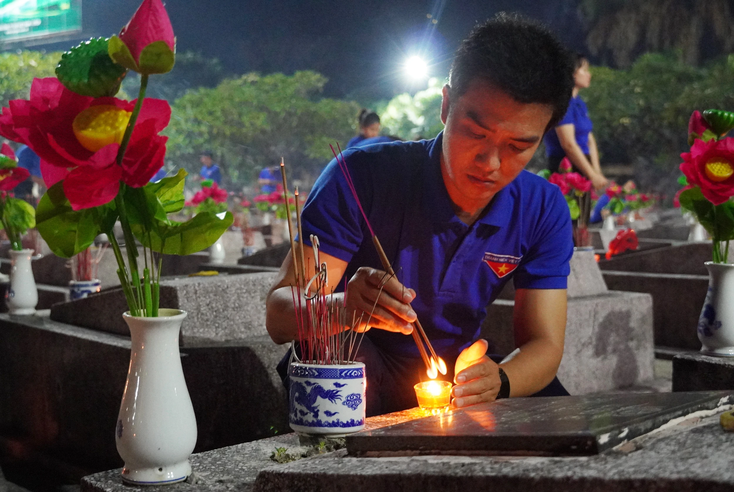 Lễ dâng hương, thắp nến tri ân tại Nghĩa trang liệt sĩ Ba Dốc