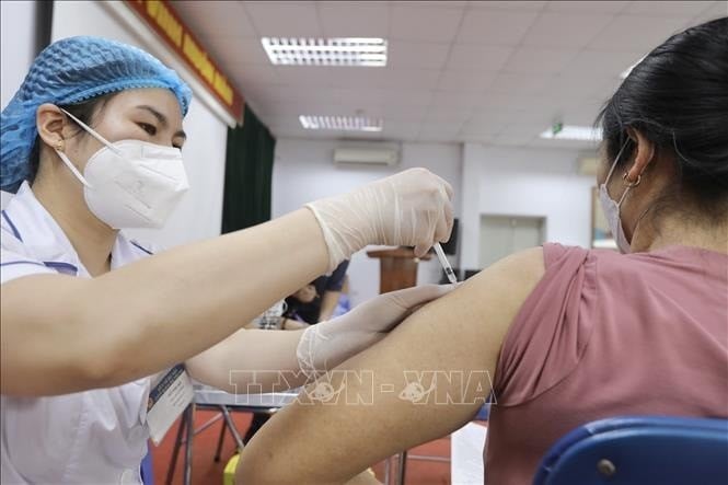 Nhân viên y tế tiêm vaccine phòng COVID-19 cho người dân.