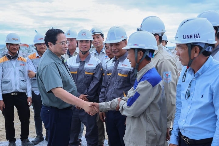 Thủ tướng thăm hỏi, động viên công nhân, người lao động. (Ảnh: VGP/Nhật Bắc)