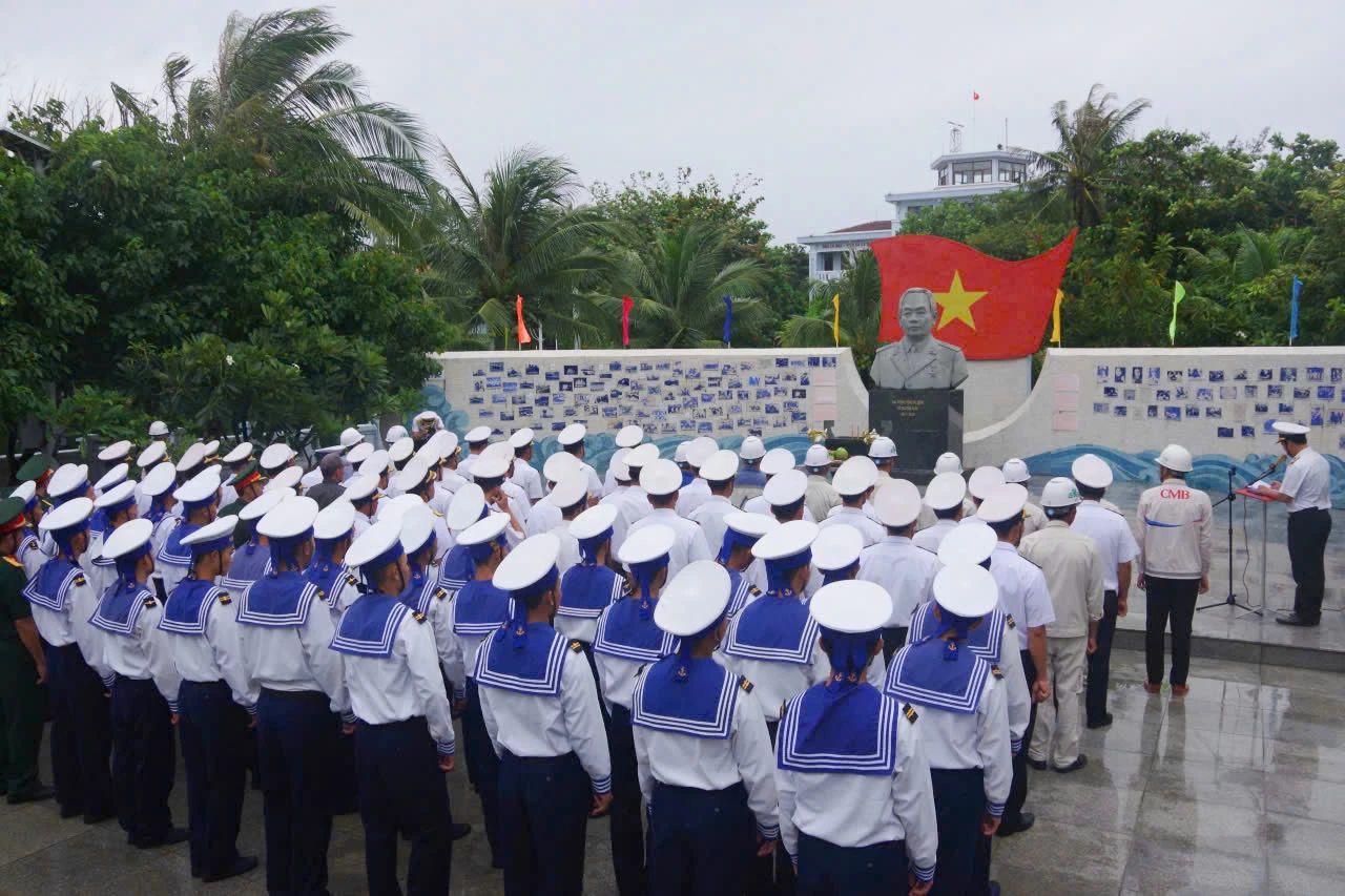 Officers and soldiers of Son Ca island organized flower and incense offering at General Vo Nguyen Giap Park.
