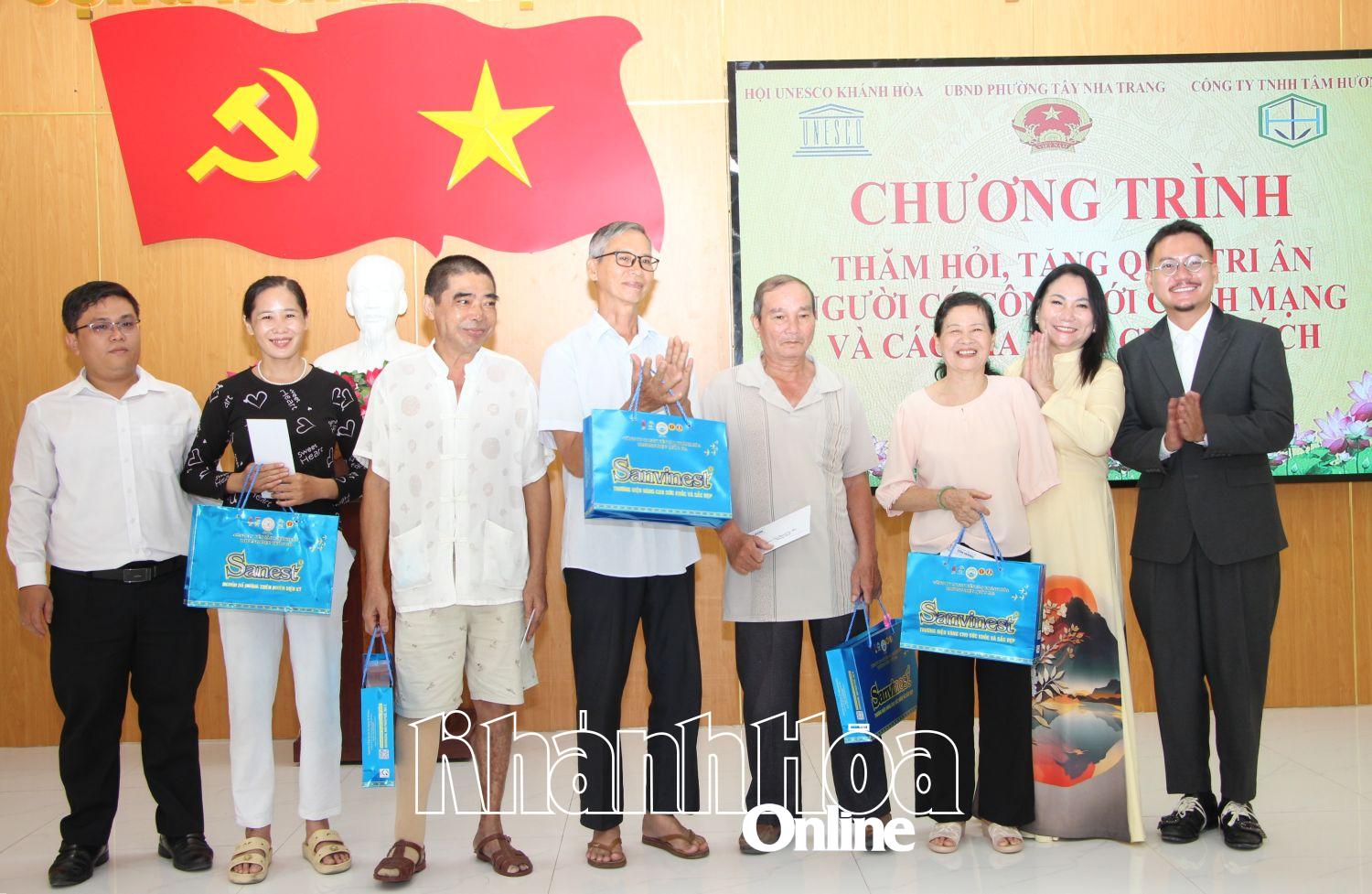 Đại diện Hội UNESCO tỉnh và Công ty TNHH Tâm Hương trao quà tri ân người có công với cách mạng phường Tây Nha Trang.