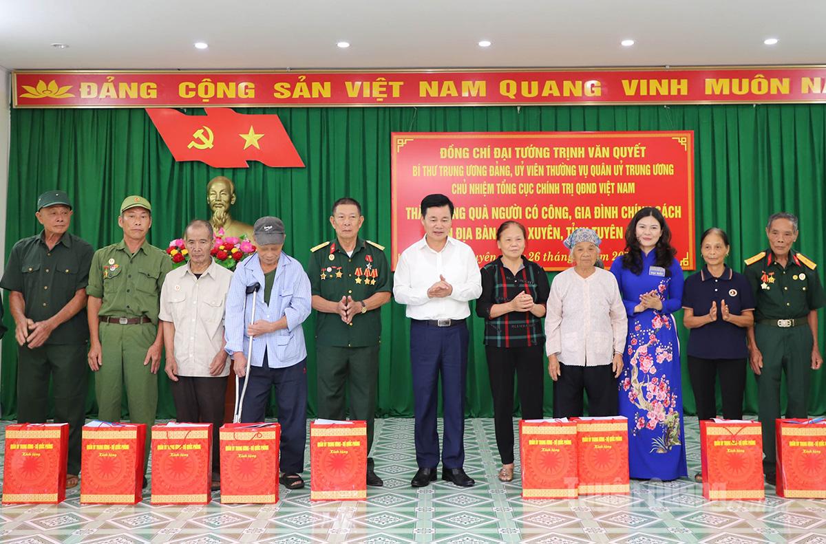 Les dirigeants du Département général de la politique et le vice-président du Comité populaire provincial, Vuong Ngoc Ha, ont offert des cadeaux aux familles des bénéficiaires de la politique et aux personnes méritantes.