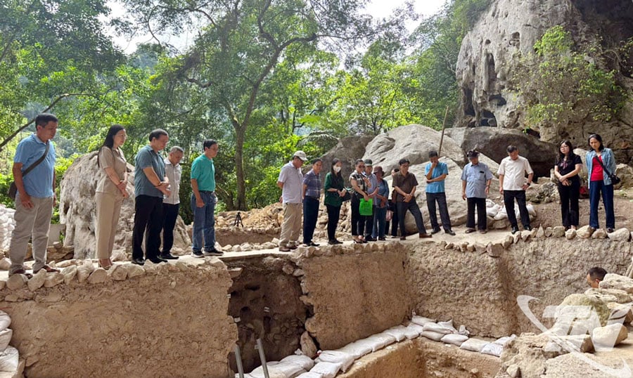 يستمع المندوبون إلى تقرير عن النتائج في الحفرة السادسة لموقع Nguom Rock Roof الأثري.