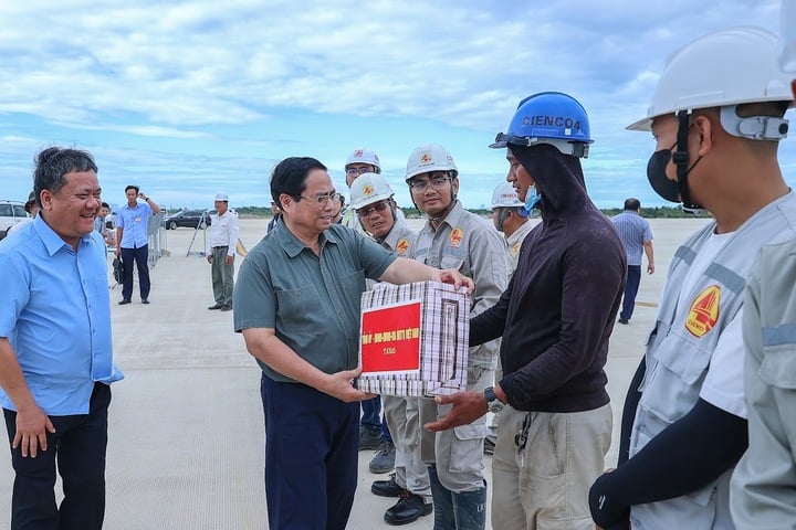 Thủ tướng tặng quà, động viên công nhân, người lao động. (Ảnh: VGP/Nhật Bắc)