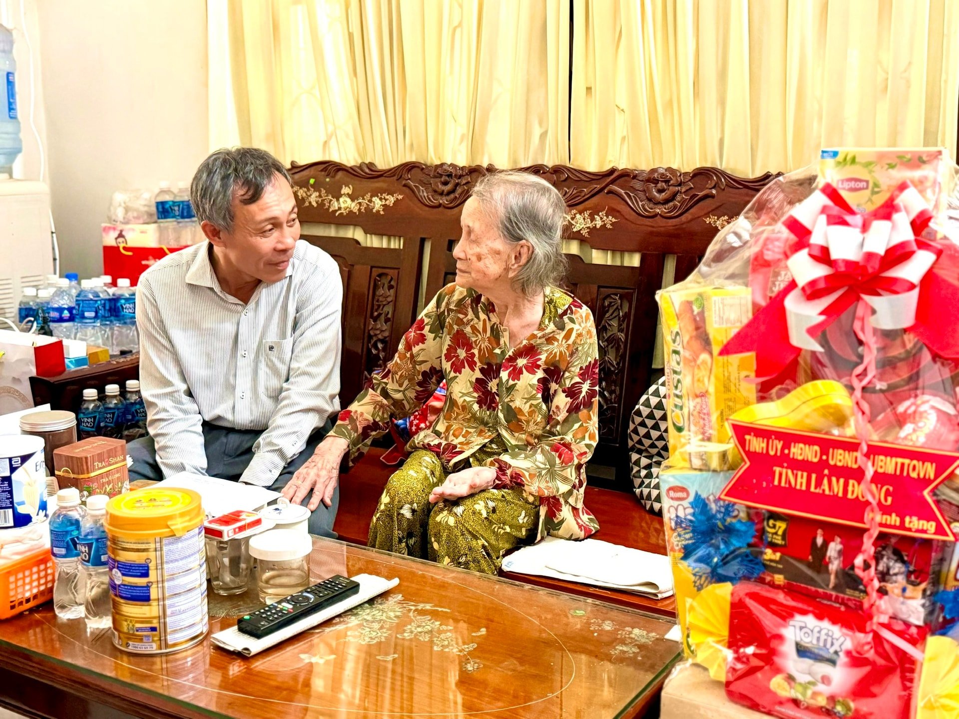 សមមិត្ត Nguyen Van Ta សមាជិកគណៈកម្មាធិការអចិន្ត្រៃយ៍បក្សខេត្ត លេខាគណៈកម្មាធិការបក្សសង្កាត់ Phan Thiet បានទៅសួរសុខទុក្ខ និងជូនអំណោយដល់គ្រួសារយុទ្ធជនពលី និងយុទ្ធជនពិការក្នុងវួដ។
