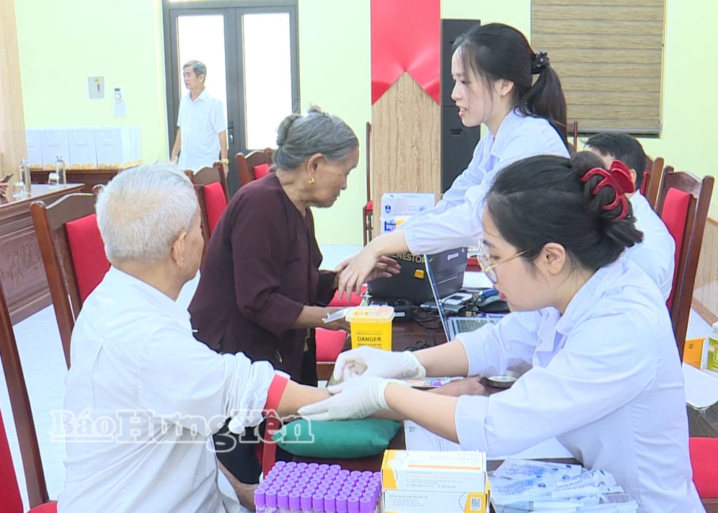 Lực lượng công an tiến hành thu nhận mẫu ADN của các thân nhân liệt sĩ.