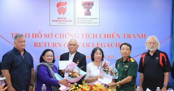 Presenting war relics to martyrs' relatives
