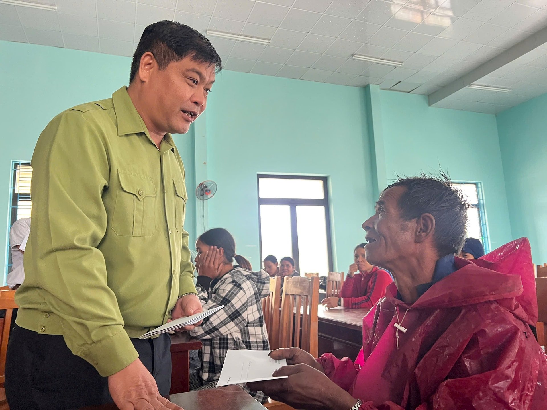 ANH HA HO TRO CHO HO DAN BI TOC MAI