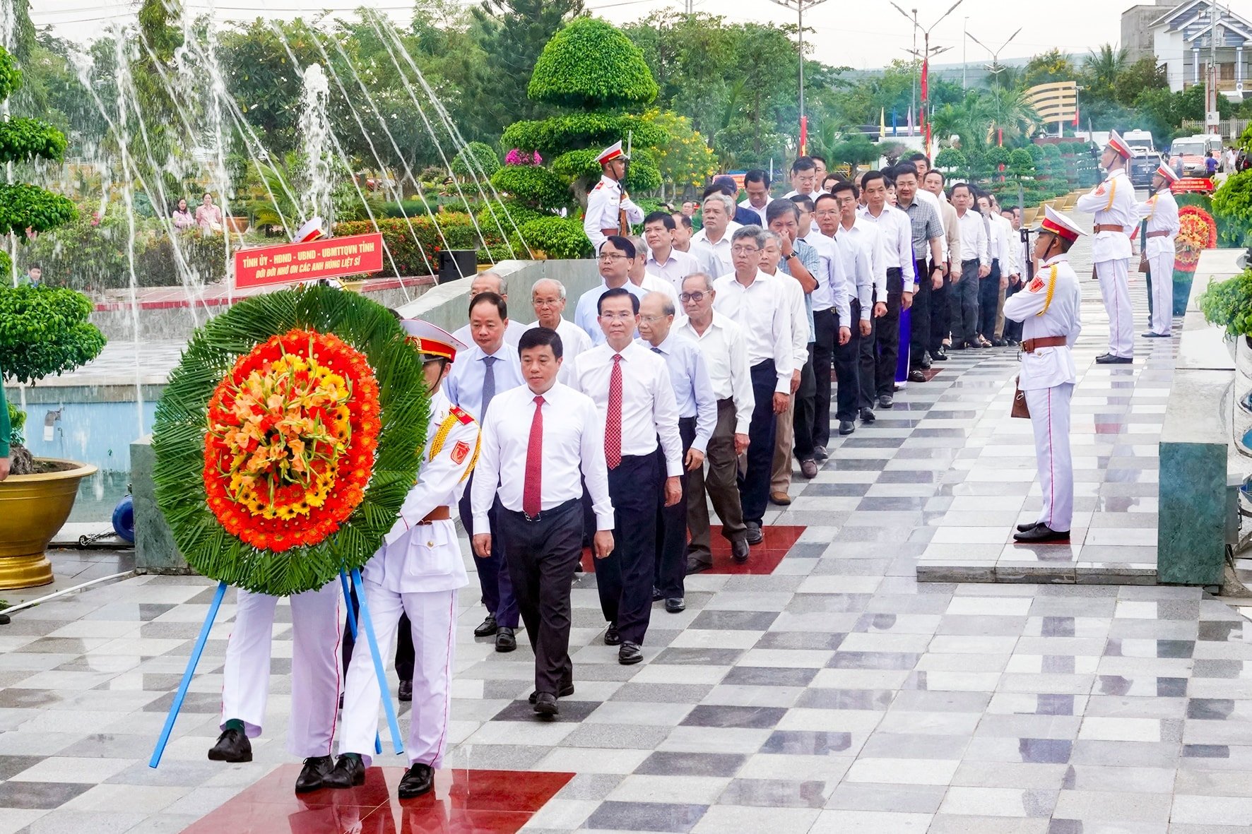 lanh-dao-tinh-va-cac-ban-nganh-cung-nhan-dan-vieng-liet-si-tai-nghia-trang-liet-si-binh-thuan-anh-n.-lan-1- (1)