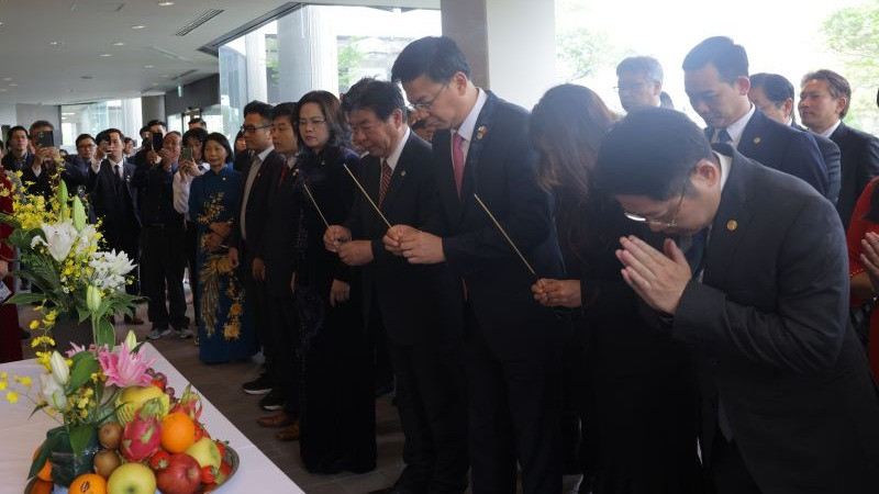 Les délégués présents à l'atelier ont offert de l'encens, exprimé leur respect et rendu hommage au président Ho Chi Minh à l'Espace Vietnam-Ho Chi Minh, situé sur le campus du Centre culturel du Vietnam à Mimasaka, au Japon. (Photo : MY LE)