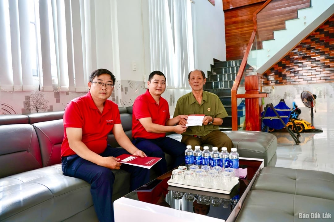 Representatives of the Agribank Dak Lak Branch Trade Union presented gifts of gratitude to the family of Vietnamese Heroic Mother Nguyen Thi Thuong (Tan Lap Ward).