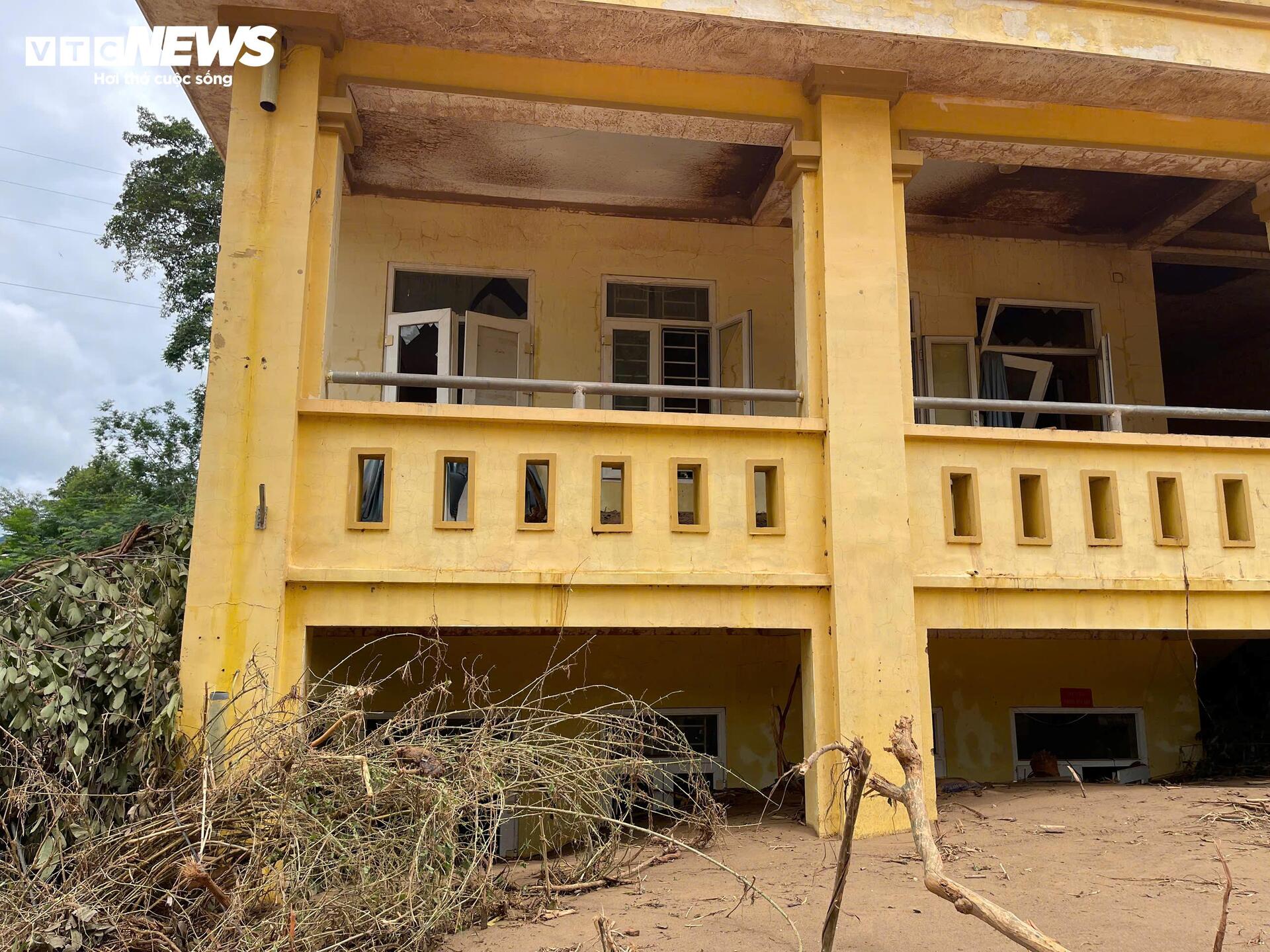 The school was buried after the flood, the principal choked up when talking about the students - 10