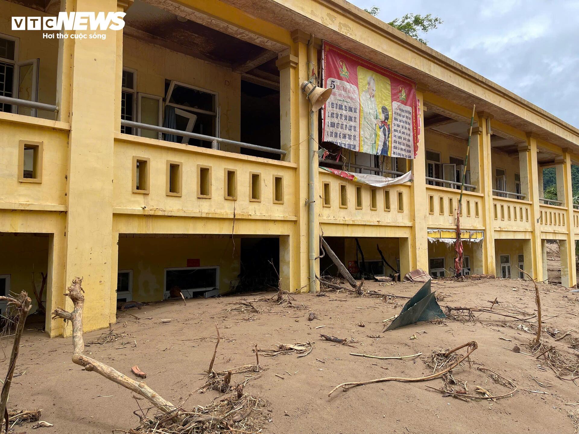 The school was buried after the flood, the principal choked up when talking about the students - 1