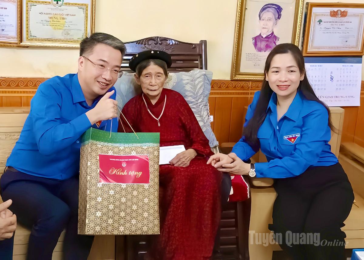 Bí thư Trung ương đoàn Nguyễn Tường Lâm và lãnh đạo Tỉnh đoàn Tuyên Quang tặng quà Mẹ Việt Nam Anh hùng Nguyễn Thị Nhớn.