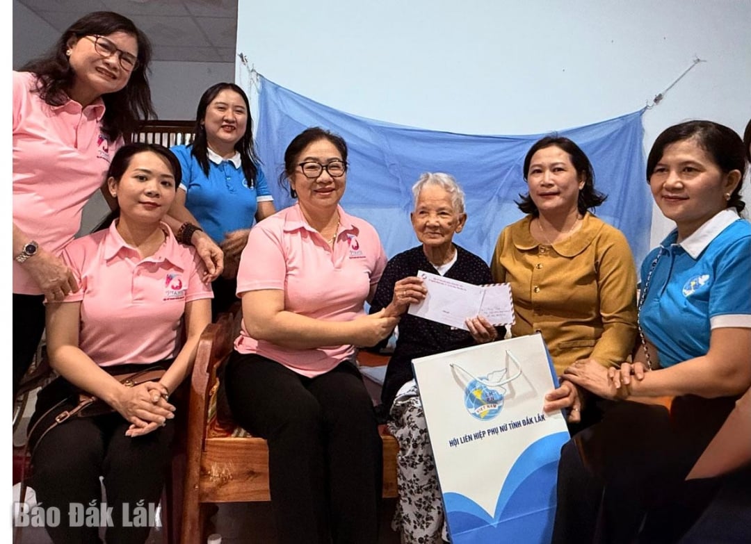 គណៈប្រតិភូបានអញ្ជើញទៅសាកសួរសុខទុក្ខ និងជូនអំណោយដល់មាតាបិតាជាតិវៀតណាម Do Thi Phuong។