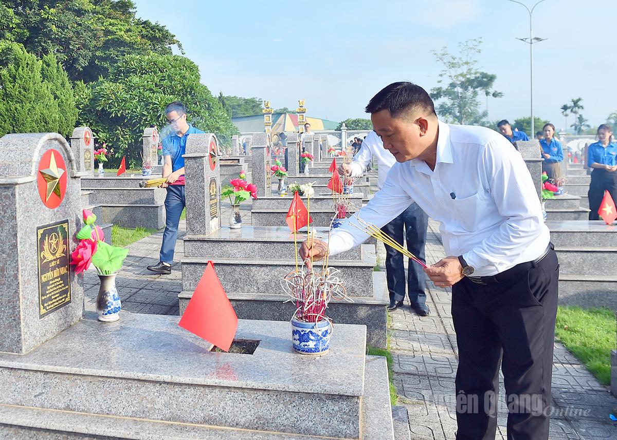 Comrade Tran Viet Tuyen, Deputy Editor-in-Chief of Tuyen Quang Newspaper and Radio and Television, burned incense at the martyrs' graves.