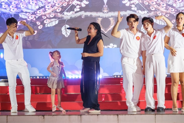 Đội tình nguyện viên nghệ sĩ - Ảnh 7.