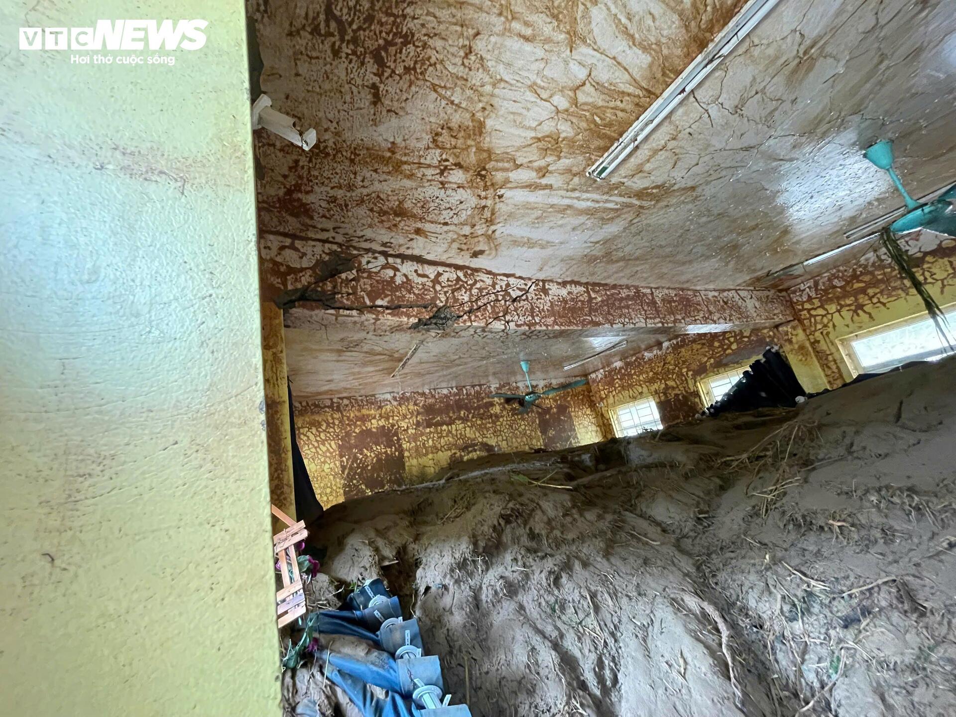 The school was buried after the flood, the principal choked up when talking about the students - 6