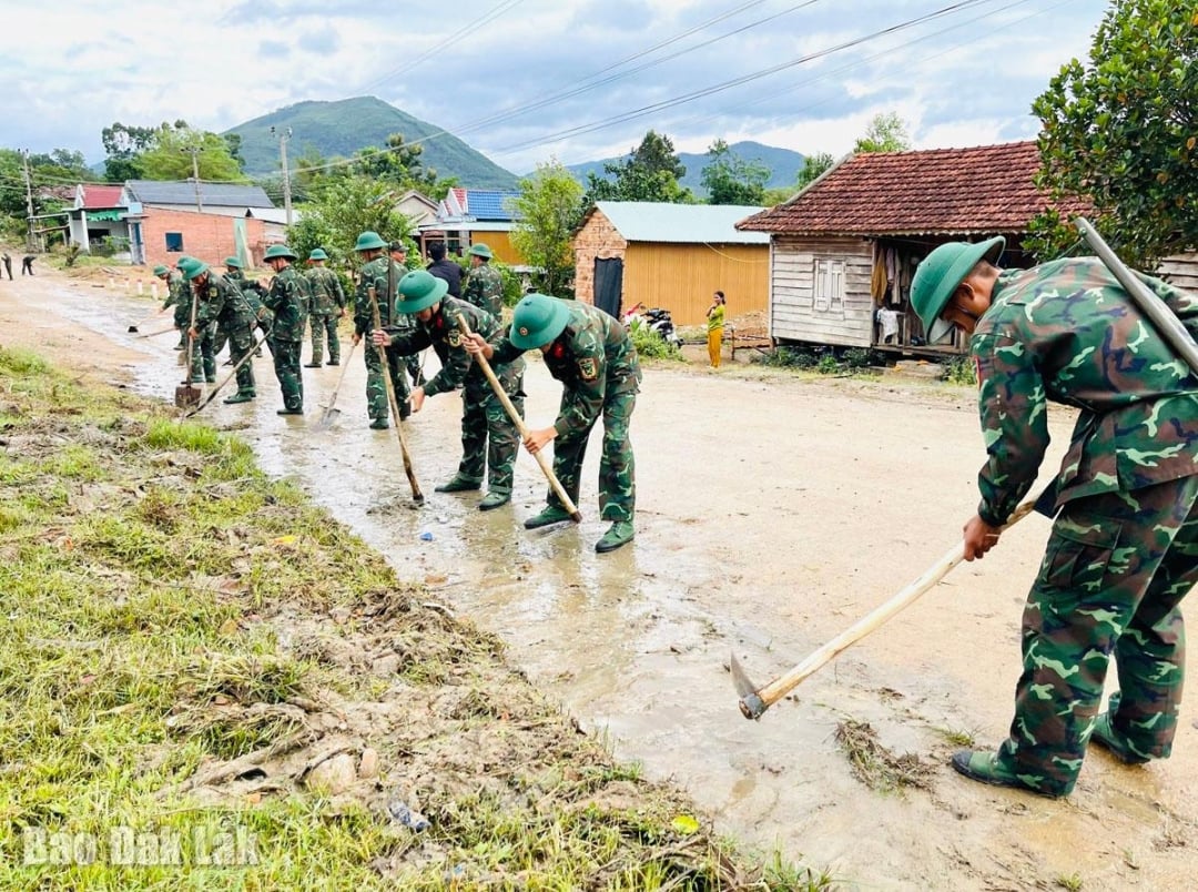 Officers and soldiers level the drainage system in Tay Son.