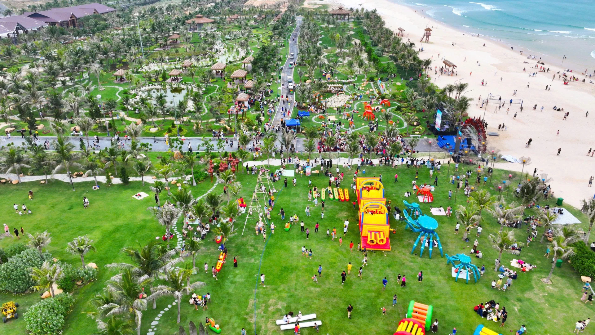 Lễ hội Cara Festa 2025 diễn ra trong không khí rộn ràng, sôi động, tạo nên sự gắn kết đầy ấm áp giữa du khách và cộng đồng địa phương.
