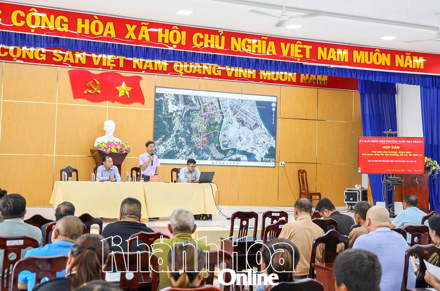 Lãnh đạo UBND phường Nam Nha Trang thông tin chủ trương, chính sách liên quan đến công tác bồi thường, hỗ trợ, tái định cư dự án.