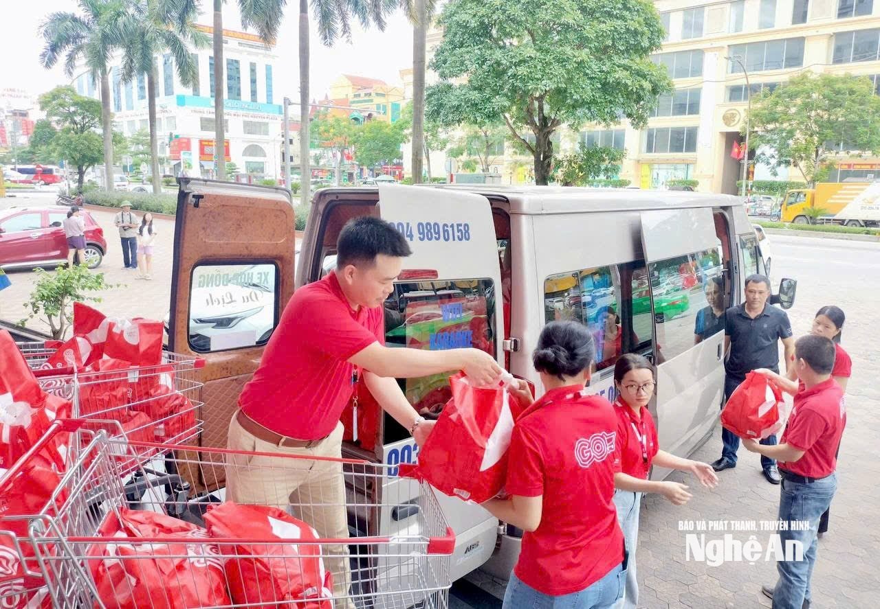 Siêu thị Go!Vinh bốc xếp hàng ủng hộ người dân vùng lũ ảnh- TH